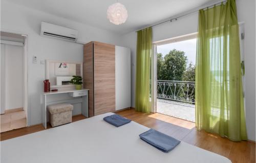 sypialnia z łóżkiem, biurkiem i oknem w obiekcie 3 Bedroom Pet Friendly Home In Dramalj w mieście Dramalj