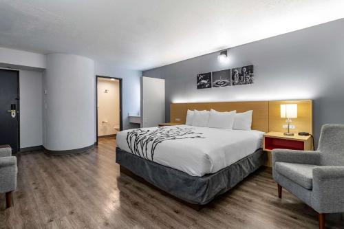 JeromeにあるSleep Inn & Suites Jerome - Twin Fallsのベッドと椅子2脚があるホテルの部屋