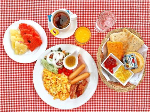 een tafel met twee borden eten en een kop koffie bij Kerala Coco Resort in Ko Samed