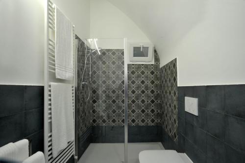 uma casa de banho com uma cabina de duche em vidro e um WC. em A marina on Bussana Sanremo seaside em Bussana Nuova