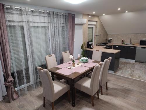 a dining room table and chairs in a kitchen at Apartman President in Krapinske Toplice