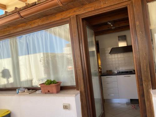 Dapur atau dapur kecil di Mansarda con terrazzo