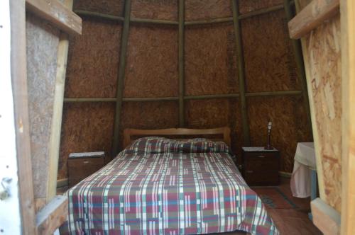 a bedroom with a bed in a room at Coyunche Cabañas y Camping Laja & San Rosendo in Laja