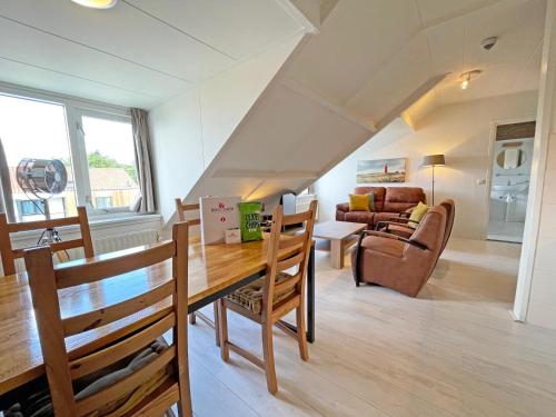 ein Wohnzimmer mit einem Esstisch und einem Sofa in der Unterkunft Appartementen Bos en Duin Texel in Den Hoorn