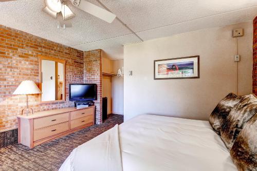 Postel nebo postele na pokoji v ubytování Mountain Chalet Snowmass