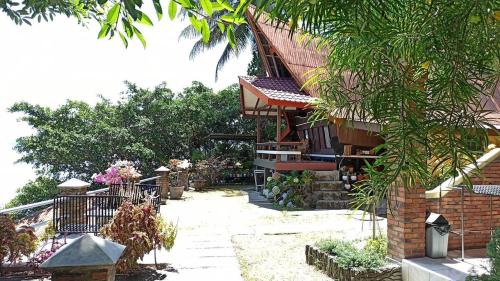 une maison avec un chemin à côté d'un bâtiment dans l'établissement Romlan, à Tuk Tuk