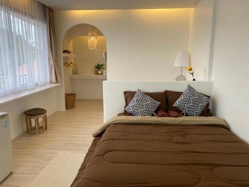 um quarto com uma cama grande com almofadas em Winnerview II - Mountain em Ko Larn