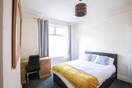 A bed or beds in a room at RUTLAND HOUSE 10 mins from Manchester City Ctr 4-Bedroom House