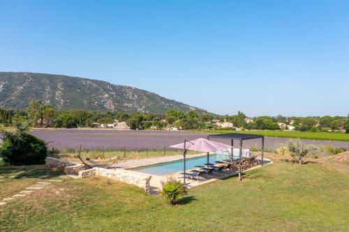 Poolen vid eller i närheten av Studio cozy avec terrasse et vue sur le Luberon