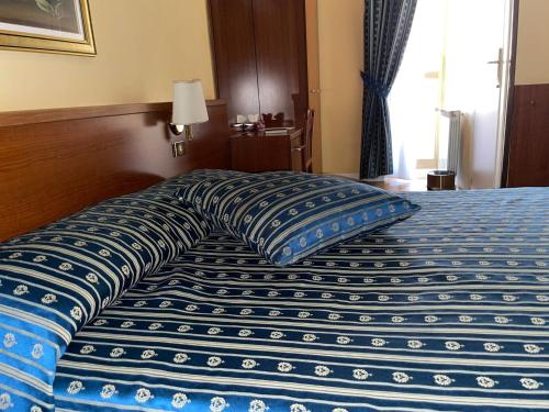 A bed or beds in a room at Hotel Fenicia