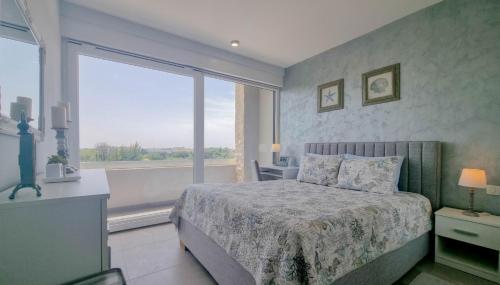 een slaapkamer met een bed en een groot raam bij Casa Mia in Novigrad Istria