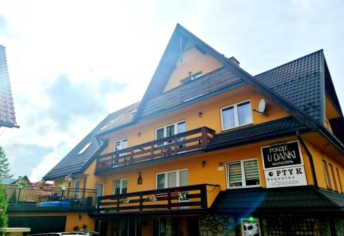 una gran casa amarilla con techo de gambrel en U Danki, en Bukowina Tatrzańska