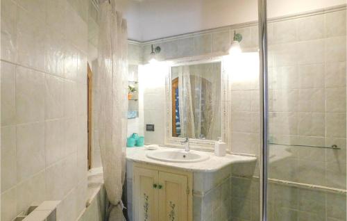 een badkamer met een wastafel en een douche bij Pet Friendly Apartment In Suvereto With Wifi in Suvereto