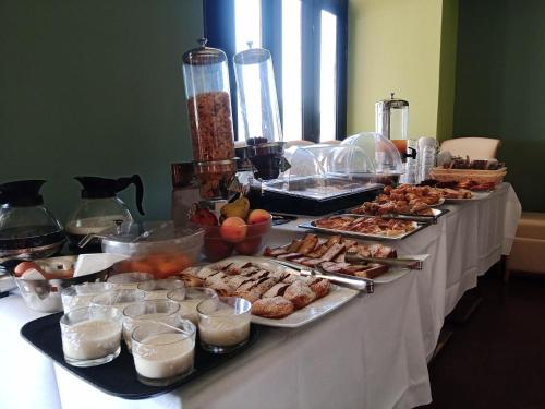 ein Buffet mit vielen verschiedenen Speisen auf dem Tisch in der Unterkunft GEORGIOS L in Skopelos