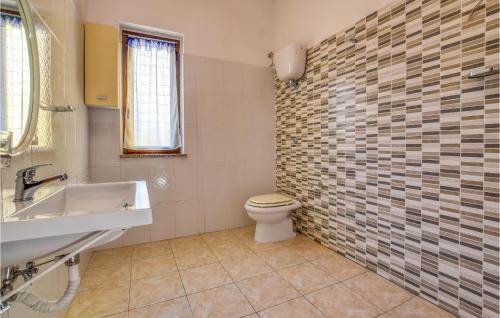 y baño con aseo y lavamanos. en 2 Bedroom Amazing Apartment In Nocera Terinese, en Nocera Terinese