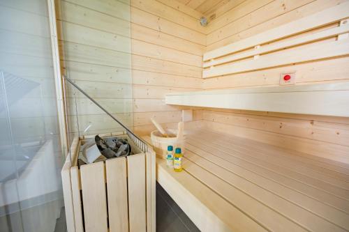 a sauna with wooden walls and a wooden shelf at WeinZeit Chalets in Gamlitz