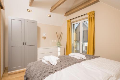 a bedroom with two white towels on a bed at WeinZeit Chalets in Gamlitz