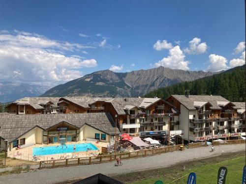 Appartement Duplex Les Orres 1800 pour 8 personnes aux pieds des pistes avec ménage et une place de parking inclus