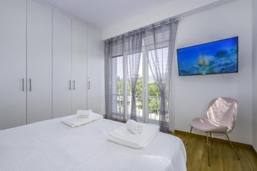 Lush Sapphire apt steps from Acropolis & Plaka!