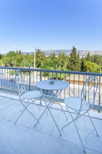 Lush Sapphire apt steps from Acropolis & Plaka!