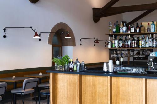 eine Bar in einem Restaurant mit Tischen und Stühlen in der Unterkunft Hotel Dolomiti in Castelmezzano