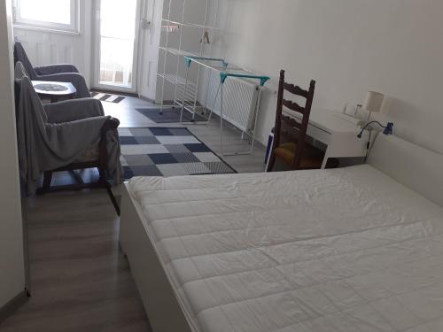 布達佩斯的住宿－Budapest City Bridge Apartman，卧室配有一张床和一张桌子及椅子