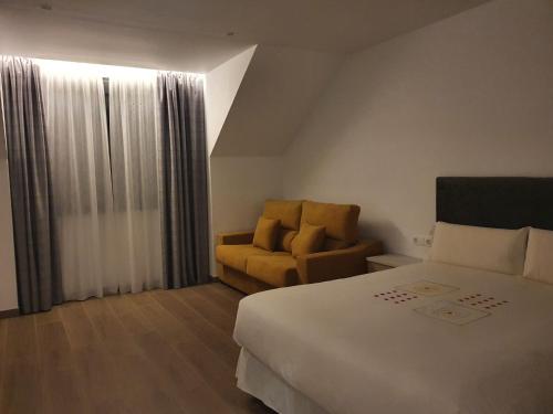 a hotel room with a bed and a couch at Apartamento Trinidad Grund in Ardales