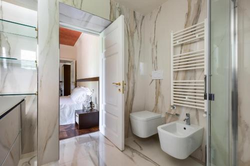 een badkamer met een toilet en een wastafel bij Villa Carra by Perle di Puglia in Parabita