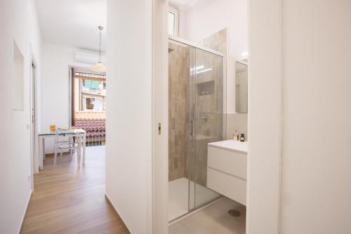 łazienka z przeszkloną kabiną prysznicową i umywalką w obiekcie 4711 Boutique Apartment w Sorrento