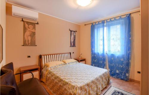 1 dormitorio con cama y ventana grande en Stunning Home In Palmi With Wifi, en Palmi