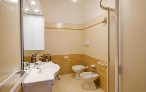 y baño con lavabo y aseo. en Stunning Home In Palmi With Wifi, en Palmi