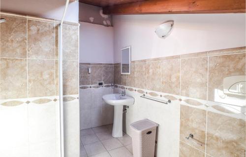 ein Bad mit einem WC, einem Waschbecken und einer Dusche in der Unterkunft Awesome Apartment In Limbadi With 2 Bedrooms And Wifi in Limbadi