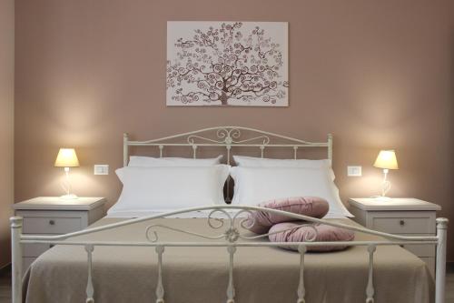 ein Schlafzimmer mit einem weißen Bett mit zwei Lampen in der Unterkunft Agapanthus Holiday Home in Noto