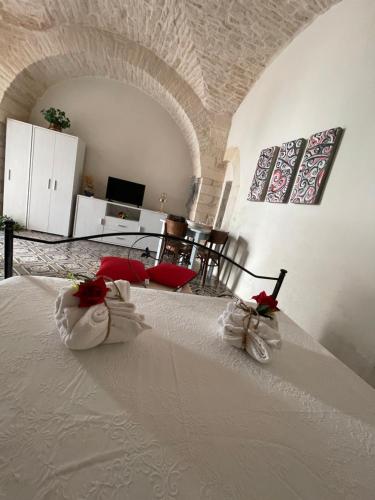1 dormitorio con 1 cama con 2 sombrillas rojas en Graziella Home, en Martina Franca