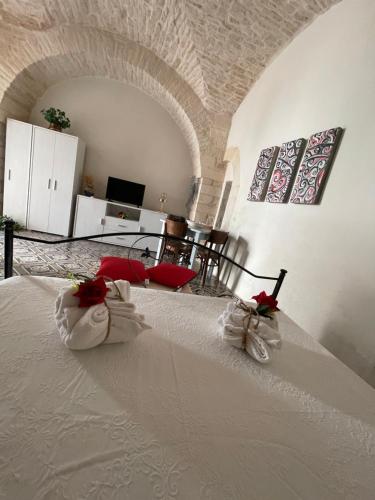 - une chambre avec un lit doté de 2 parasols rouges dans l'établissement Graziella Home, à Martina Franca