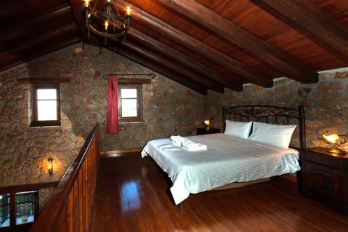 Ένα ή περισσότερα κρεβάτια σε δωμάτιο στο Ξενώνας Πέρα Αλώνια