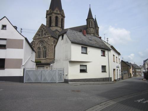 een wit gebouw met een kerk aan de zijkant van een straat bij Ferienhaus Welling in Welling