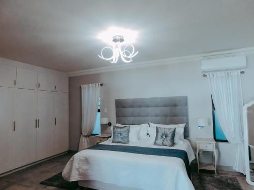 波特河的住宿－Arcangeli Wines，卧室配有白色的床和白色天花板