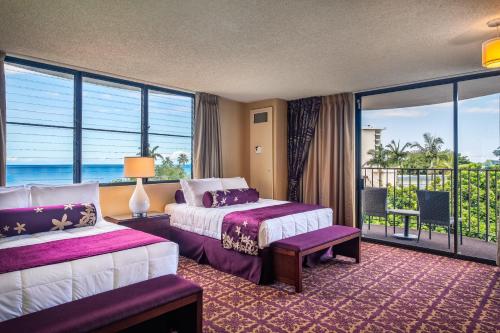 מיטה או מיטות בחדר ב-CASTLE Hilo Hawaiian Hotel