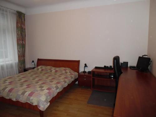 1 dormitorio con 1 cama, vestidor y escritorio en Old Riga - Kalku apartment, en Riga