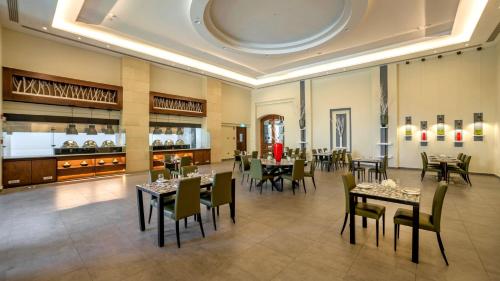 En restaurant eller et andet spisested på Holiday Inn Resort Dead Sea by IHG