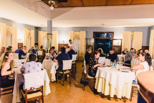 un grupo de personas sentadas en mesas en un comedor en Hotel Suizo en Puerto Rico