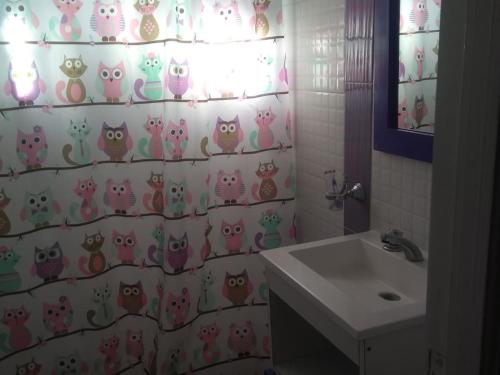 baño con cortina de ducha con gatos en casa lila 2cuadras del mar en Balneario Mar Azul