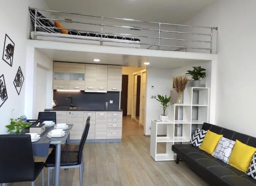 uma sala de estar e cozinha com uma cama alta em VIT Apartment - Free Parking - O2 Arena em Praga