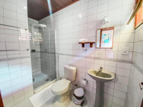 La salle de bains est pourvue de toilettes et d'un lavabo. dans l'établissement Pousada do Canto, à Abraão
