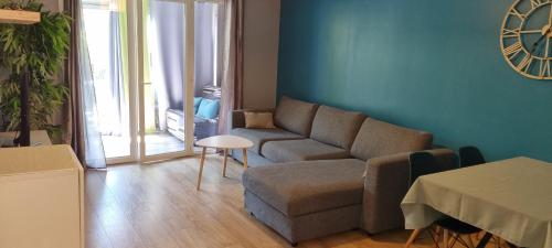 un salon avec un canapé et une table dans l'établissement Studio avec jardin Fréjus, à Fréjus