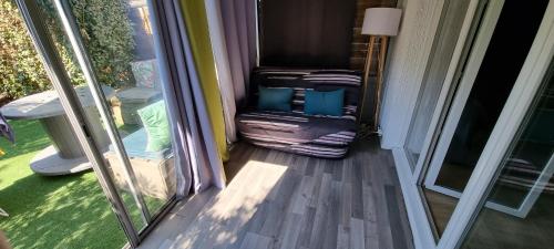 une pièce avec une porte coulissante en verre avec une pile de bagages dans l'établissement Studio avec jardin Fréjus, à Fréjus