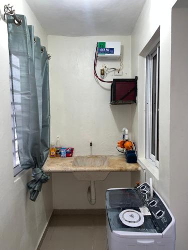 baño pequeño con fregadero y fogones en Luxury Apartment "Santo Domingo Este", en San Isidro