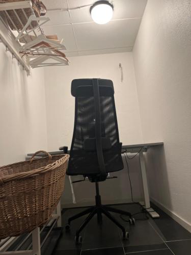 a black chair and a desk in a room at 3-rumslägenhet i villa med havsutsikt i Båstad Hindbärsvägen 22 in Båstad
