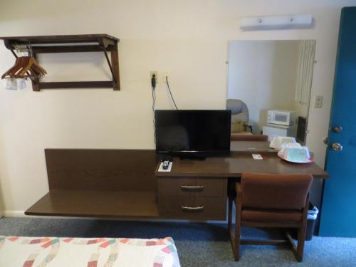 TV a/nebo společenská místnost v ubytování Chief Motel